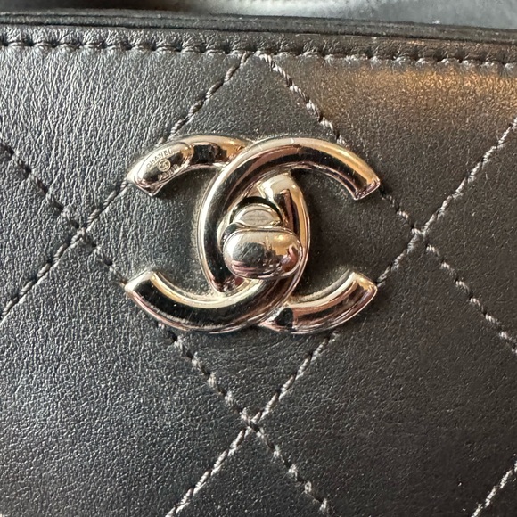 Chanel 17C Ring My Bag Tote in Black calfskin with silver hardware - Picture 5 of 13